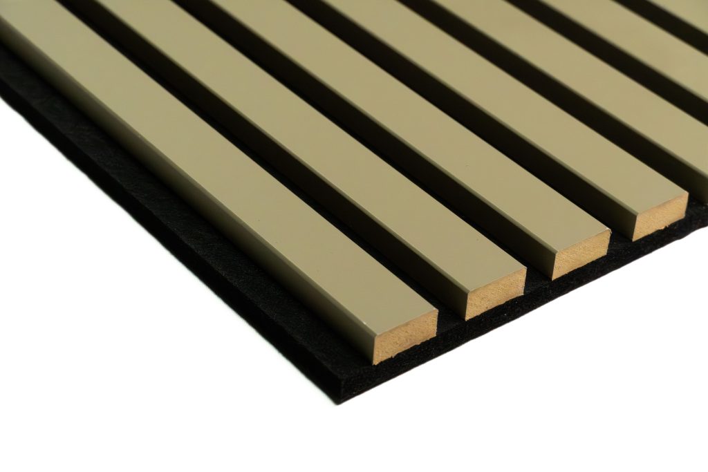 Close-up of a WoodUpp acoustic slat panel: evenly spaced beige lacquered wooden battens fixed to a black felt acoustic backing, showing rectangular, slightly chamfered slats and gaps between them. The detailed corner view highlights the panel’s smooth finish and layered construction.