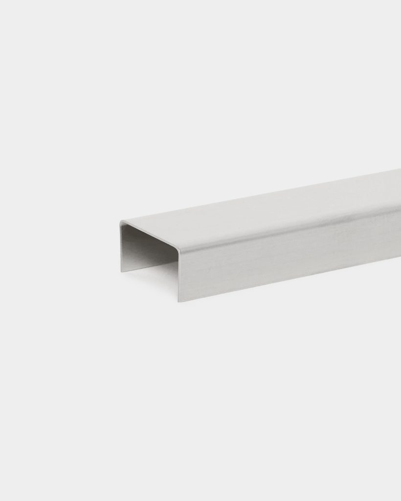 WoodUpp stainless steel U‑channel displayed on a white background: a long, brushed metal U‑profile with rounded corners and parallel vertical legs forming a rectangular hollow channel. Simple, minimal product shot emphasizes the smooth finish, precise edges and interior cavity of the WoodUpp metal profile.