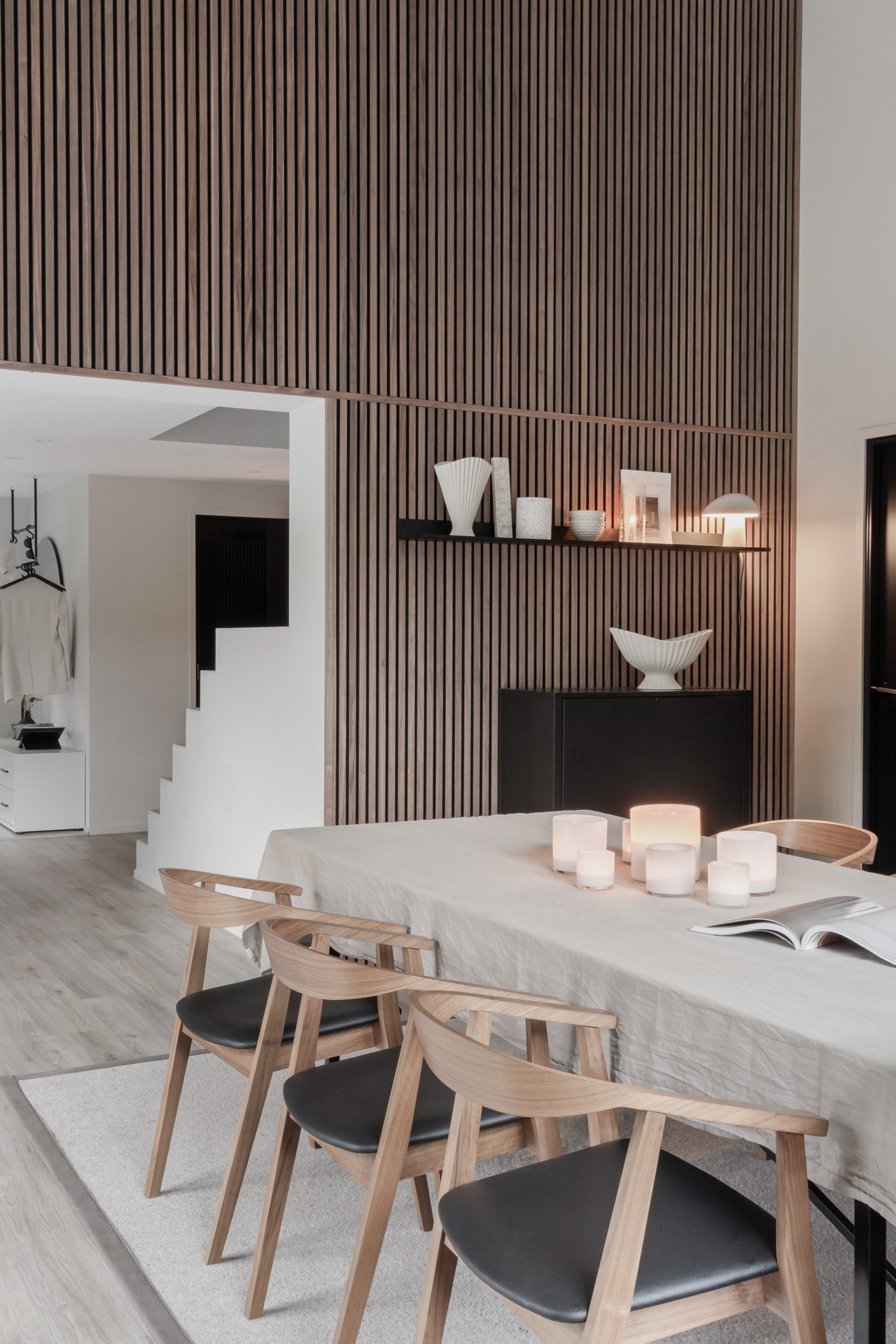 woodupp-akupanel-walnut-livingroom2-mathilda