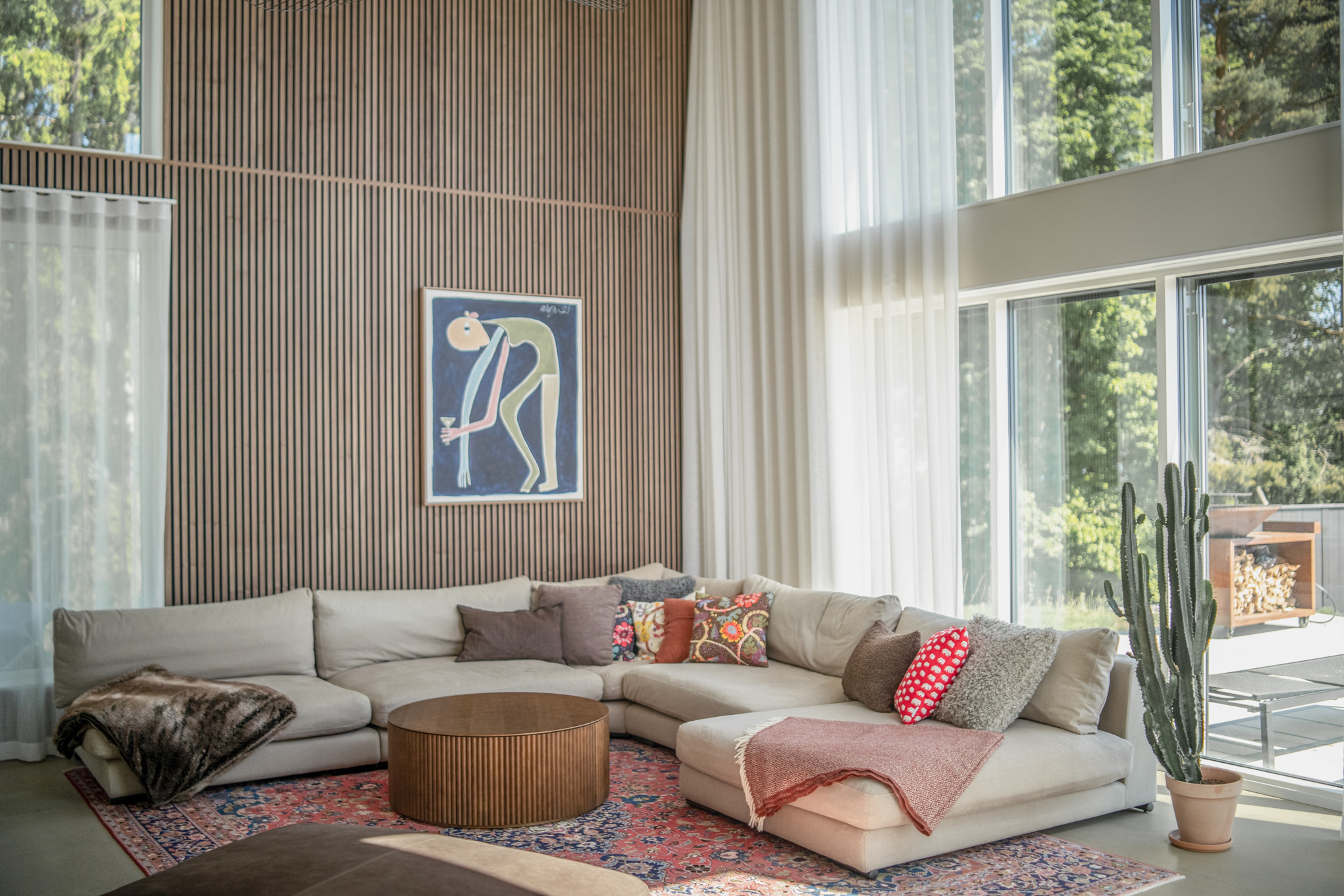 woodupp-akupanel-walnut-livingroom3-louise