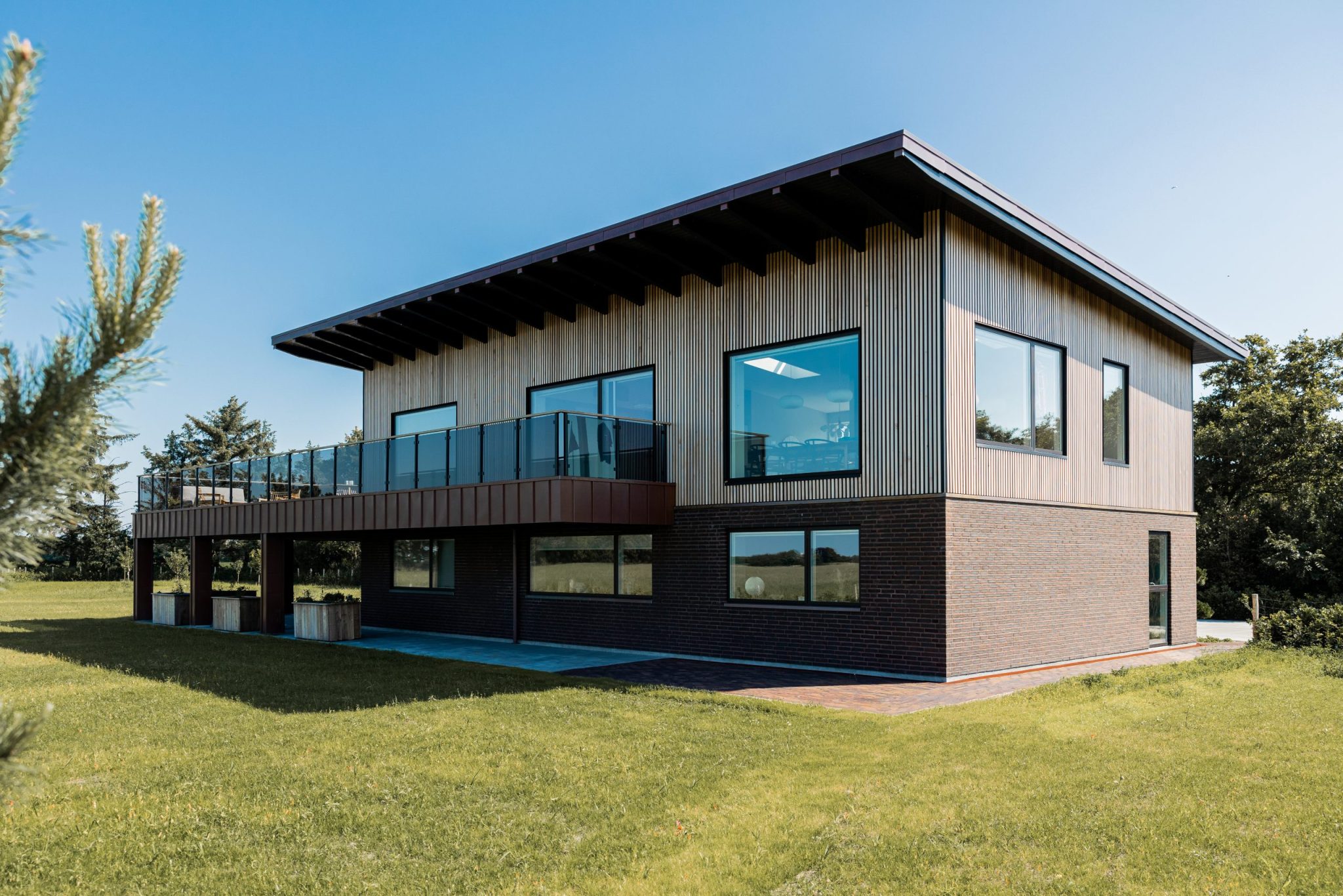 aluwood-brown-mads-house-facade-scaled