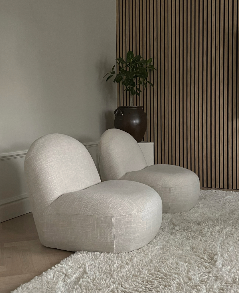 Classic oak akupanel on the wall at a cozy sitting space