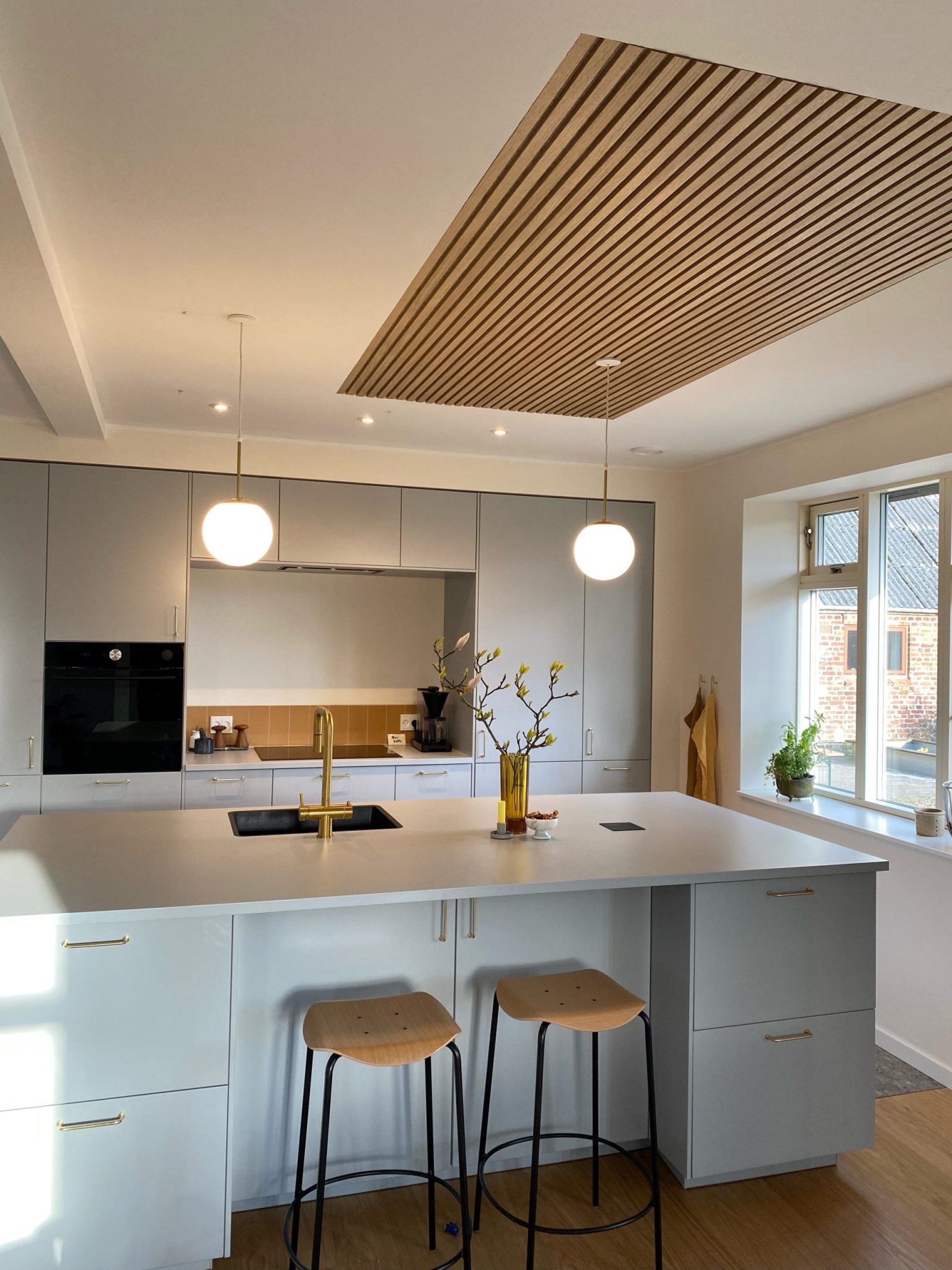 akupanel-classic-oak-grey-felt-ceiling